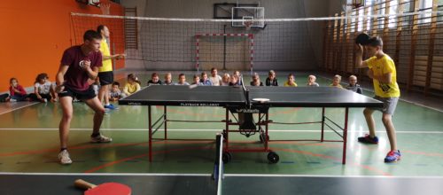 Setka uczestników na pokazowych zajęciach tenisa stołowego w Zakliczynie.